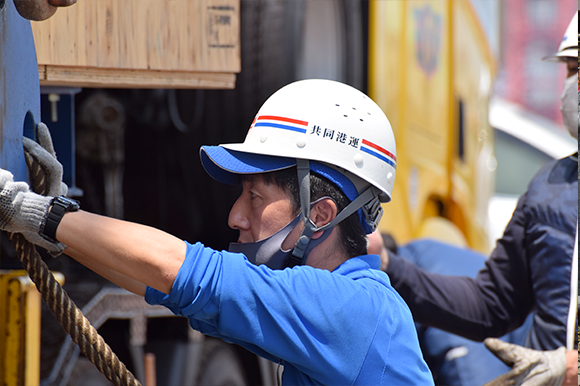 写真：港の作業員