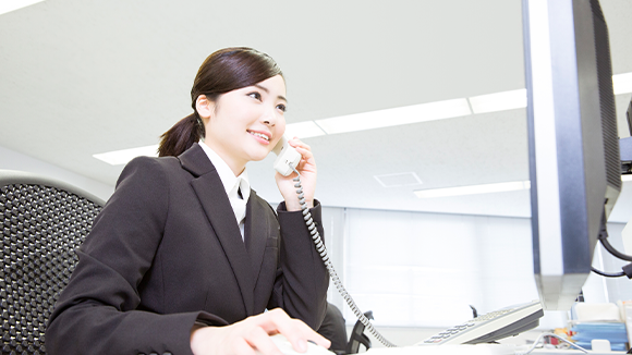 写真：電話対応中の女性